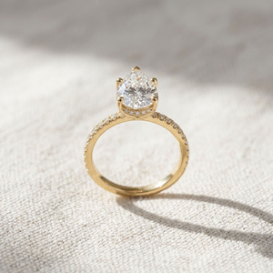 Bague de fiançailles en or jaune 18 carats avec diamant taille poire et halo, sertie à griffes, certifiée IGI, et alliance carrée pour femme - Product Image 2