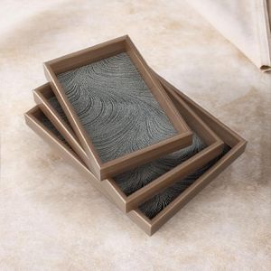 Bandeja de servir rectangular de madera con etiqueta privada y acabado premium para un servicio elegante y decoración de la mesa. - Product Image 3