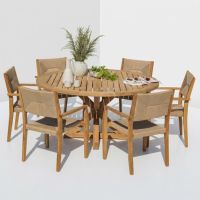 Table de patio ronde contemporaine en bois avec plateau à lattes et base en chevalet croisé pour restaurant, café, hôtel, complexe hôtelier, villa, mobilier contractuel