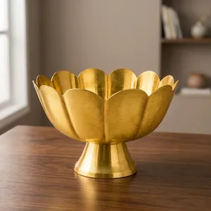 Cuenco Urli Tradicional Indio de Latón Hecho a Mano, Cuenco Decorativo con Flores para Decoración del Hogar, Hoteles y Bodas - Product Image 1