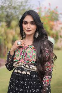 Robe traditionnelle de créateur, imprimé Bandhani et patchwork Kutchi, en faux georgette, prête à porter, spéciale Navratri. - Product Image 6