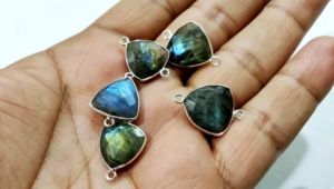 Breloques en labradorite naturelle 14 mm, forme briolette triple triangle, gris, avec double boucle et serti - Product Image 3