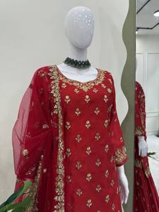 Conjunto de vestido Sharara étnico de seda Chinon de lujo con bordado elaborado y dupatta de red con diseño de mariposas para boda - Product Image 4