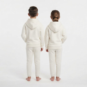 Conjunto Deportivo de Dos Piezas para Niños, Sudadera con Capucha y Pantalones Jogger con Cierre Completo y Logotipo, Fabricante de Ropa de Buena Calidad - Product Image 4