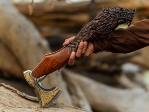 Hacha Tomahawk Hecha a Mano con Hoja Grabada, Mango de Madera de Palisandro, Hacha de Supervivencia Estilo Nórdico Decorativa - Product Image 2