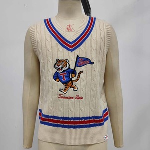 Gilet en tricot sans manches brodé col en V pour femme, style preppy, motif logo frontal, en acrylique, motif Tigres de l'État du Tennessee, vente en gros - Product Image 1