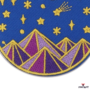 Parches Bordados Personalizados Ligeros de Material PU con Borde Adhesivo Merrow para Gorras y Ropa, Disponibles en Todos los Tamaños y Diseños - Product Image 5