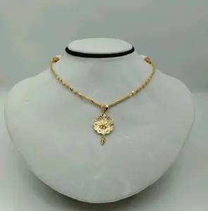 Collar de Oro Amarillo Dokiyu con Colgante de Flor Texturizada y Detalles Intrincados de Filigrana, Joyería Fina Sofisticada para Mujer - Product Image 1