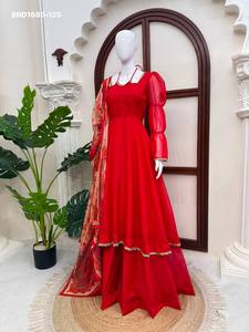Traje Anarkali de Diseñador con Seda Tabby, Encaje con Espejos, Mangas Elegantes y con Vuelo, Cuello de Diseñador y Dupatta Estampada Plazzo - Moda Femenina - Product Image 4