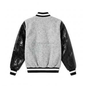 Chaqueta Varsity Gris Jaspeado para Hombre con Mangas de PU Negras y Parche Frontal con Logotipo C Bordado, Diseño de Corte Regular, Chaqueta de Otoño - Product Image 2