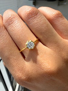 Anillo de lujo con bisel floral de oro amarillo de 18 quilates, diamante de corte redondo de 1.50 quilates cultivado en laboratorio, joyería de compromiso y promesa para parejas. - Product Image 5