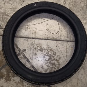 ยางรถจักรยานยนต์สีดำคุณภาพสูง ผลิตในเวียดนาม ทำจากยางธรรมชาติผสมไนลอน ยี่ห้อ KUMA รุ่น K303 4PR/6PR/8PR ระยะการใช้งาน 20,000 กม. 12 นิ้ว - Product Image 4