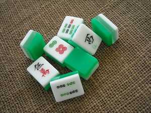Tuiles de Mahjong Traditionnelles en Résine Vertes et Blanches à Motifs, Ensemble Artisanal de Collection, Pièces Artistiques Moulées à la Main, Forme Personnalisée - Product Image 5