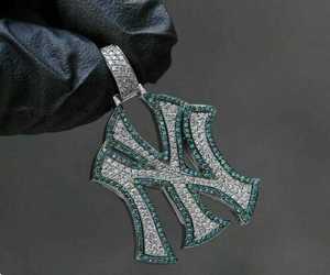 Colgante de cruz de lujo chapado en oro de 18 quilates con incrustaciones de 12 quilates, detalles verdes, moissanita VVS, joyería hip hop, estilo diamante, amuleto llamativo - Product Image 3