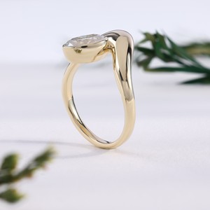 Anillo Solitario Minimalista de Oro Amarillo con Diamante de Corte Ovalado, Engaste de Ola Abstracta Único, Anillos de Compromiso y Boda, Joyería Fina - Product Image 4
