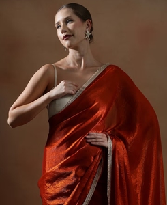 Sari en soie orange pour femme KV, avec bordure en dentelle fantaisie, et chemisier non cousu - Product Image 1