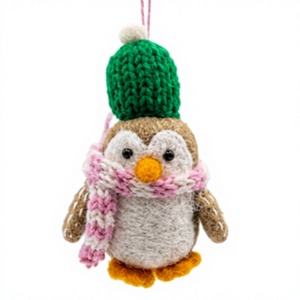 Ensemble de décorations de Noël premium traditionnelles en tricot écologiques, 3 pingouins verts avec chapeaux et écharpes roses, faits à la main pour l'intérieur - Product Image 2