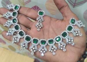 Ensemble de colliers ethniques modernes en laiton de qualité supérieure avec pendentif décoratif pour collection festive, disponible à la vente - Product Image 4