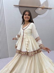 Ensemble Lehenga traditionnel indien pakistanais pour femmes en coton crème, broderie miroir, dentelle, longueur au sol, coupe classique, pour fêtes et mariages - Product Image 1
