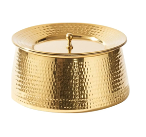 Elegante recipiente de latón dorado con un exquisito acabado texturizado y tapa de borde plano para cenas reales. Disponible a precio de mayorista. - Product Image 1