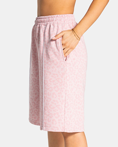 Shorts Bermuda roses pour femmes avec doublure contrastée, poches, taille élastique, tissu respirant et doux de haute qualité, shorts décontractés - Product Image 1