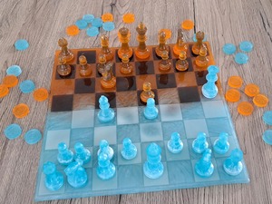 Jeu d'échecs et pièces en résine artisanale de qualité supérieure, plateau de jeu de luxe par Crafted Treasures au meilleur prix - Product Image 2