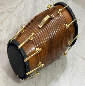 Dholak en bois foncé poli et rainuré avec chevilles de réglage en laiton, bords noirs et poignée centrale en métal, disponible en gros - Product Image 1