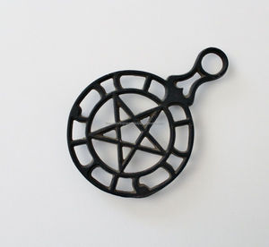 Dessous de plat élégant en métal sculpté pour les réglages de table avec un design artistique et une protection thermique élevée pour la cuisine quotidienne - Product Image 3