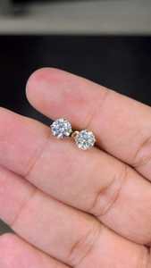 Pendientes Clásicos Solitaire – Corte Redondo VVS Moissanite, Plata 925 con Baño de Rodio - Product Image 4