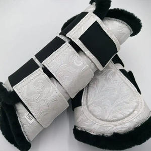 Juego de almohadillas de montura de alta calidad premium con botas para caballo, campanas para patas, riendas y cabestros. Venta al por mayor de elegantes conjuntos de almohadillas de montura ecuestres. - Product Image 4