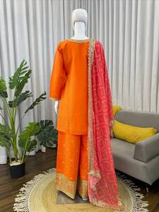 ชุดสูทปาลาซโซปักลายสีส้มสดใสสำหรับผู้หญิง พร้อมผ้าคลุมไหล่สีชมพูแบบ Bandhani สำหรับงานเทศกาล ขายส่ง - Product Image 3