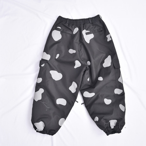 Pantalon de neige ample unisexe noir à imprimé vache, imperméable, avec cordon de serrage à la taille et poches cargo fonctionnelles à fermeture éclair - Product Image 1