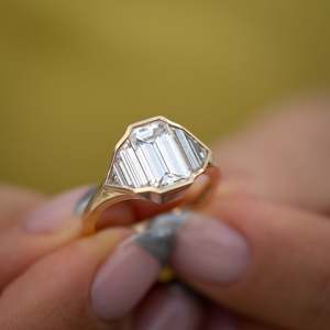 แหวนหมั้นเพชรทรงเอเมอรัลด์ ชุบทอง 14K สไตล์คลาสสิก รับรองโดย IGI สำหรับผู้หญิง - Product Image 3