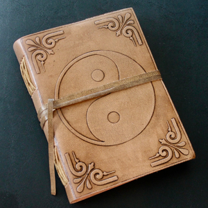 Diario de Cuero con Grabado Yin Yang, Tapa Dura Hecha a Mano, Papel de Algodón Reciclado, Cierre de Cuerda, Cuaderno de Meditación Estilo Antiguo - Product Image 2