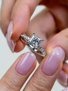 Anillo de Compromiso de Diamante Cultivado en Laboratorio con Corte Princesa de Lujo de 2.00 Ct, Banda de Oro Sólido de 18K/14K/10K con Pavé, Joyería Minimalista para Regalo de Novia - Product Image 5