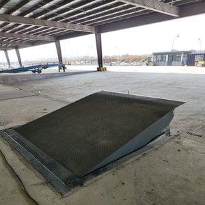 Môi Hình Dạng Sân Đoạn Đường 8 T /10T Công Suất Thủy Lực 8 Tấn Kho <span class=keywords><strong>Dock</strong></span> Leveler Cạnh <span class=keywords><strong>Dock</strong></span> Leveller Cho Xe Tải - Product Image 6