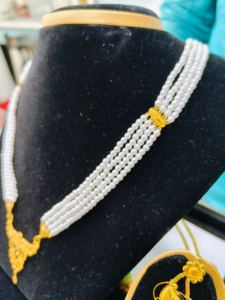 Ensemble de collier en or massif 22 carats avec perles, quatre rangs de perles blanches, pendentif floral, bijoux de mariée indiens traditionnels pour femmes - Product Image 4