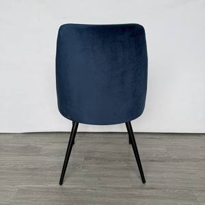 Silla de comedor minimalista tapizada en tela de terciopelo con patas de acero inoxidable - Product Image 5