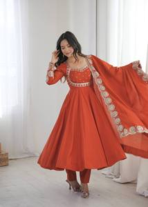 Costume Anarkali traditionnel orange pour femmes avec dupatta brodé, coupe ample, longueur au sol, tenue de mariage, style Inde Pakistan - Product Image 3