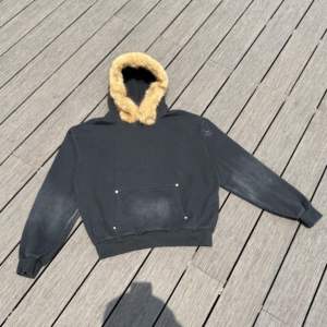 เสื้อฮู้ดดี้ขนเฟอร์ถอดได้สำหรับผู้ชาย ล้างสีซีดแบบซันเฟด ผ้าคอตตอนหนา 450GSM ปักลายปะติดแบบมีหมุด สไตล์โอเวอร์ไซส์ สตรีทแวร์ - Product Image 1