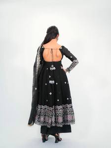 Ensemble de robe en soie Fandy à deux tons de qualité supérieure, brodée avec des paillettes, pantalon palazzo et dupatta en dentelle perlée - Product Image 4