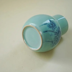 Jarrón de Cerámica Artístico con Esmalte Azul Suave, Detalle Floral Pintado a Mano, Diseño Compacto para un Elegante Acento Decorativo en el Hogar - Product Image 3