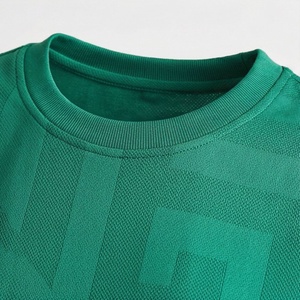 Ensemble de sport 2 pièces vert à imprimé géométrique pour femme : T-shirt à manches courtes et short au-dessus du genou en maille à séchage rapide - Product Image 4