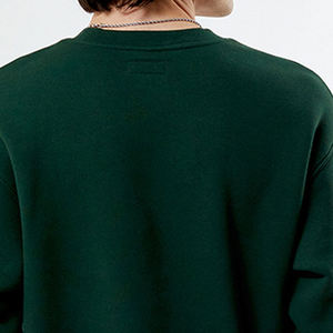 Sudadera cómoda con tela suave y silueta moderna, perfecta para un estilo urbano relajado. - Product Image 5