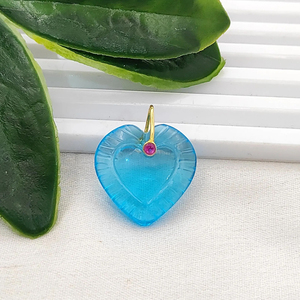 Colgante de Cuarzo Topacio Azul con Tallado de Corazón de 20mm, Amuletos Tallados a Mano en Forma de Corazón, Colgante Chapado en Oro para Fabricación de Joyas - Product Image 1