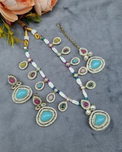Exquisito conjunto de collar de perlas con piedras talladas en trillón, aretes y mangtika para mujer, joyería de diseño de moda al por mayor. - Product Image 1
