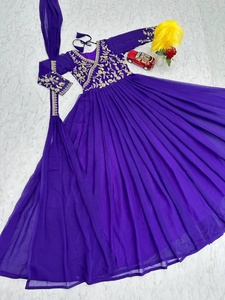 Collections de salwar kameez prêts-à-porter de créateurs haut de gamme, vêtements indiens et pakistanais à motifs floraux brodés, vêtements pour adultes dessinés à la main - Product Image 6