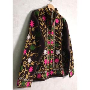Veste en velours indien Suzani, broderie florale, style bohème, faite à la main, vêtements d'extérieur pour femmes, création de designer - Product Image 4