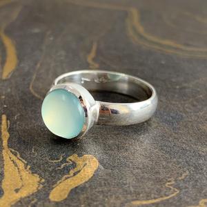 Bague fine en calcédoine aqua de créateur, 4,1 grammes - Product Image 1