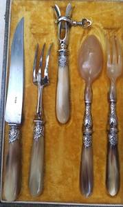 Ensemble de saladiers élégants en corne naturelle et métal style parisien, ustensiles argentés avec poignées décoratives pour un décor de table moderne - Product Image 1